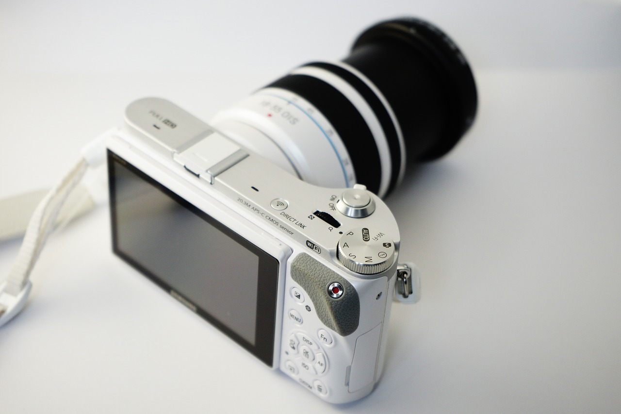 Samsung HD 20.3M APS-C Camera